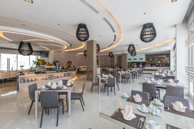 レストラン カンタリー 304 ホテル アンド サービスド アパートメンツ プラーチーンブリーの写真