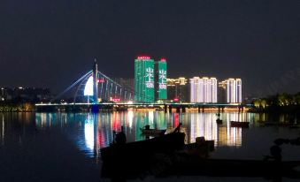 Yunqi Light Residence Hotel (Yisheng Square Pedestrian Street Branch)