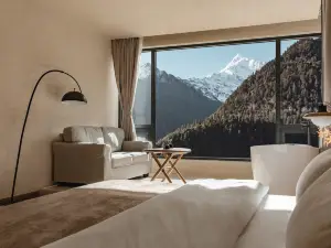 YOLO Guesthouse