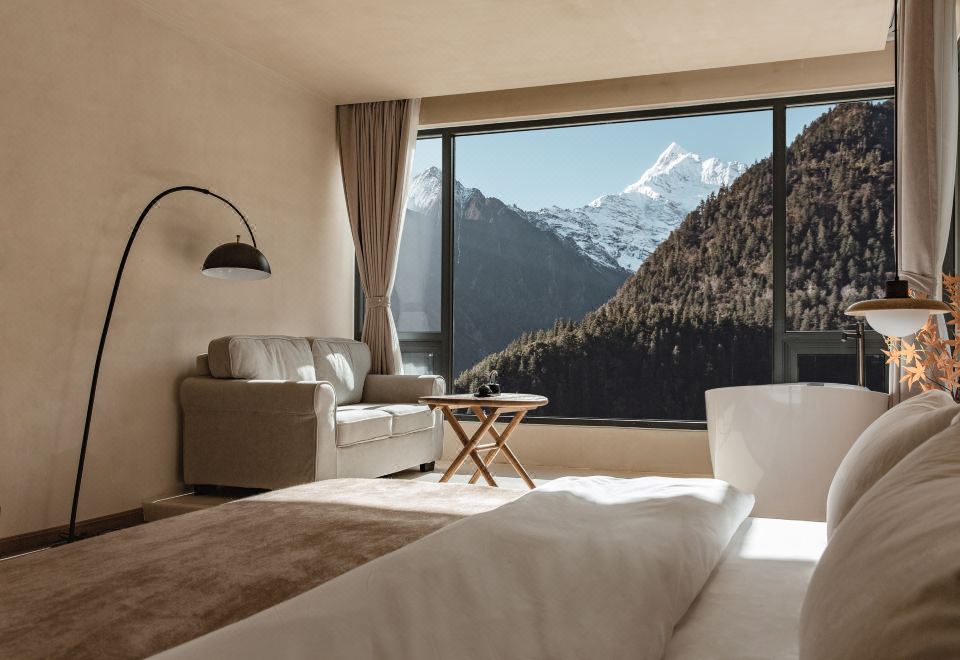 Hotel Aulac Over view