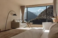 YOLO Guesthouse - balcony