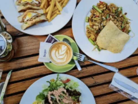 Bungalow Homes Hotels in Cidadap