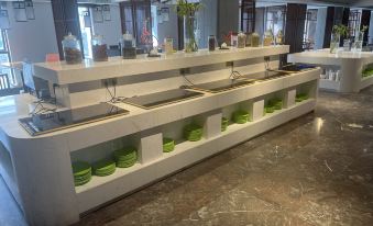 HongJun · JingXin Business Apartment Hotel (Shanghai Baoshan Road Metro Station)