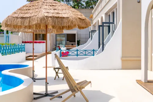 Mediterranean Romantic Seaview Holiday Guesthouse by the Blue Shore (Xinghai Square Branch) - Rooftop Pools