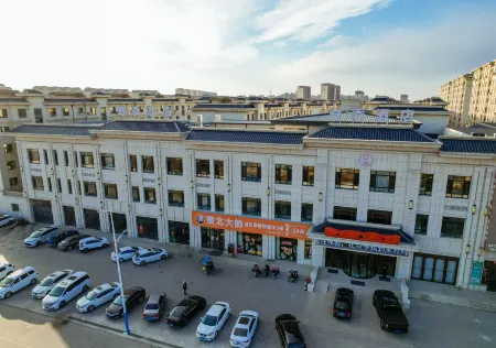 Qiji Hotel (Haicheng Development Zone Experimental School Branch) Отели рядом с достопримечательностью «Kuixing Building»