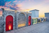 Maitreya Picks the Moon Xingyu Panorama Intelligent Film and Television Hot Spring B&B