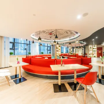 Ibis Hotel (Chongqing Jiefangbei Pedestrian Street  Hongyadong)