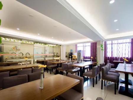 Vienna Hotel (Shanghai Pudong Airport Nanzhu Road) Отели рядом с достопримечательностью «Shanghai Industry and Commerce Foreign Language College South Campus»