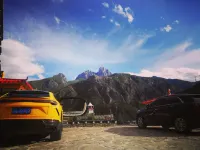 Daocheng Yading Sangjie Linka Luxury Homestay - parking