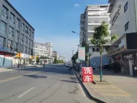Yifeng Hongteng Business Hotel