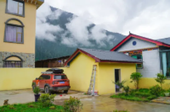 Bomi has a small courtyard homestay