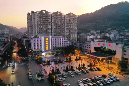 Tiedao Hotel Отели рядом с достопримечательностью «Aizhaizhen»