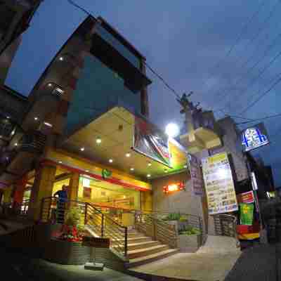RedDoorz Plus @ Taj Hotel Tuguegarao Hotel Exterior