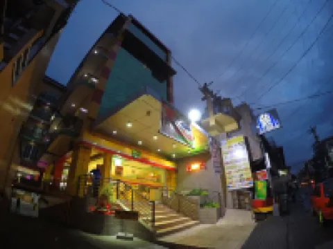 RedDoorz Plus @ Taj Hotel Tuguegarao カガヤンのホテル