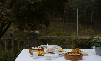 Huzhou Xisai  mountain col in the courtyard home stay