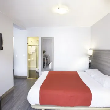 Hipotel Paris Père-Lachaise République Отели рядом с достопримечательностью «19-й округ: Ля Вилетт»