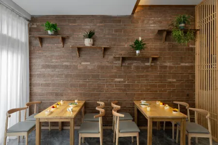 The Journey of Wind. The Humanities of Hunting House (East Gate Shop, Xiaoqikong Scenic Area, Libo) Отели рядом с достопримечательностью «Laya Waterfall»