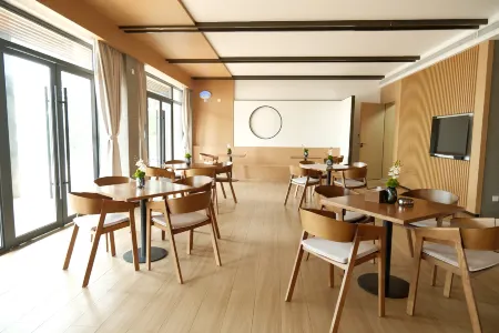 Mid-Levels Range Rover Hotel