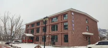 Courtyard 1 Hotel Отели рядом с достопримечательностью «Tarat Village»