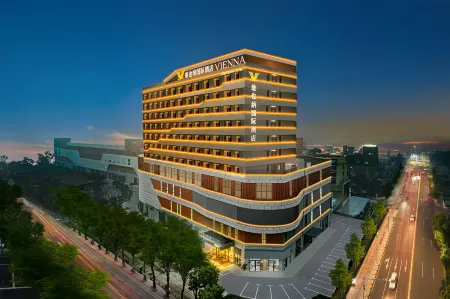 Vienna International Hotel （Zhouzhi Shuijie） Отели в г. Чжоучжи