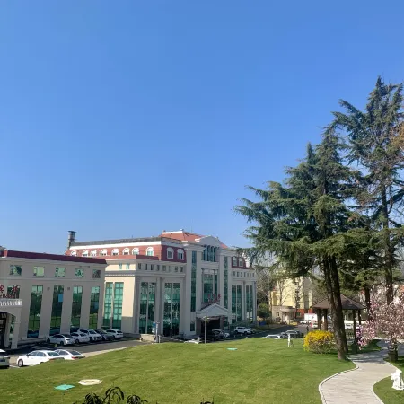 Qingdao Garden Hotel Отели рядом с достопримечательностью «Циндао-Восточный Университет»