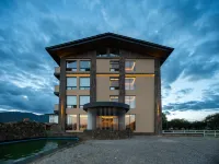 Ten-Mile Snow Mountain Luxury Lodge