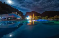 Maoyan  River  Hot  Spring  Homestay - Infinity Pools
