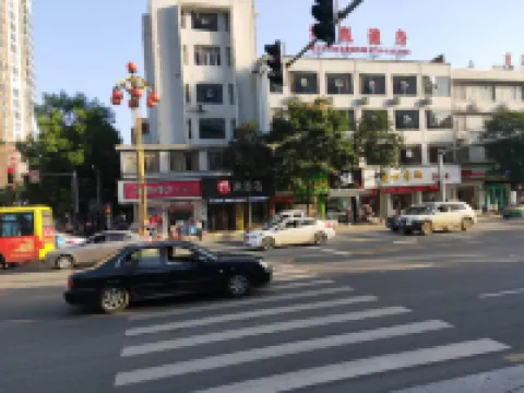 Guanshan Business Hotel (Changde Shimen County Commercial Pedestrian Street)