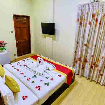 Golden City Light Hotel Rooms