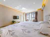 青岛白云公寓 - 创意欧式超大床房