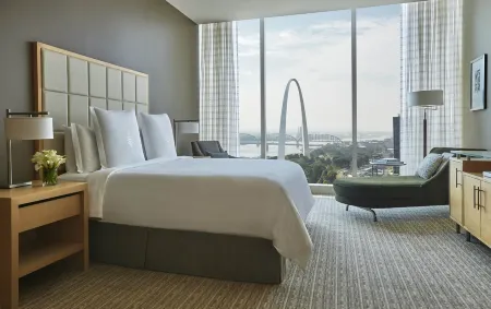 Four Seasons St. Louis Отели рядом с достопримечательностью «The Gateway Arch»