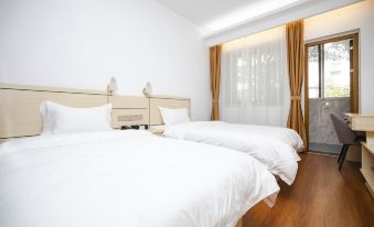 Light Courtyard Apartment (Guangzhou International Textile City Sun Yat-sen University Branch)