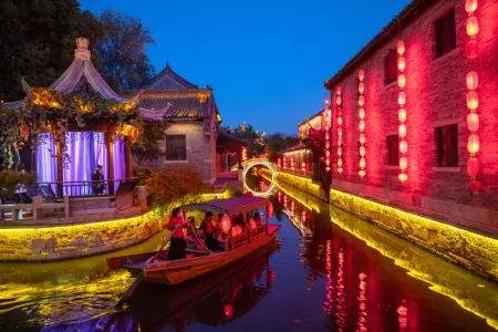 Zhaohuaxishi Inn (Taierzhuang Old Town Fuxing Plaza Store) Отели рядом с достопримечательностью «Zaozhuang Technician College Tai'erzhuang Branch»