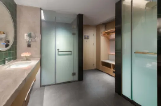 Qionghai Changlong Hotel (Yinhai Zaliang Street)