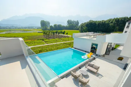 Floral Lux Hotel · Jiuhuashan Xilu Zhanyi Hotel  Отели рядом с достопримечательностью «Jiu Hua Shan Dayuan Buddhist Culture Park»