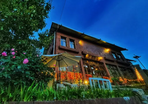 Shangri-La Guicang Mountain Residence Scenic Inn (Dukezong Ancient City)