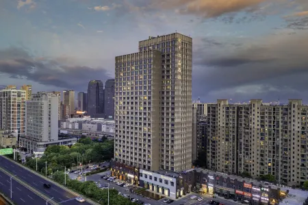 Orange Nantong Railway Station Vientiane City Hotel Отели рядом с достопримечательностью «Beishi Scenic Area»