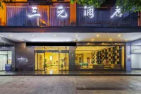 Sanyuan Hotel (Wuling Square) Hotel dekat Wanhua Cave