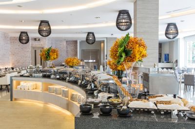 レストラン カンタリー 304 ホテル アンド サービスド アパートメンツ プラーチーンブリーの写真