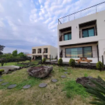 漢東伊澤恩 鄰近月汀裏海邊的酒店