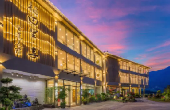 논의 파노라마 전망을 즐기세요 (룽성 룽지 계단식논 지점)