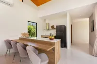 Private Pool Paradise: Sereniwood 3br