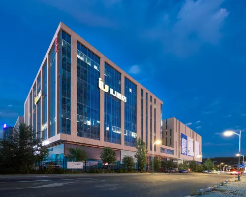 IU Hotel Urumqi High speed Railway Station Branch Hotel di Urumqi
