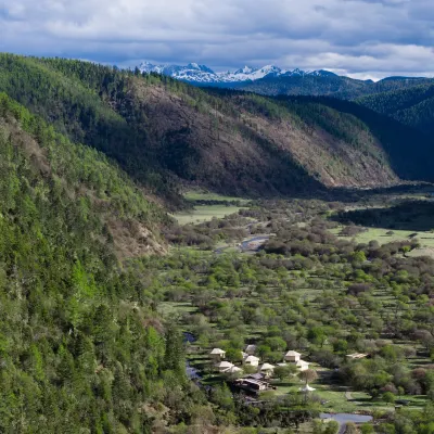 Shangri-La · Nomad Nor Hotels near Potatso National Park