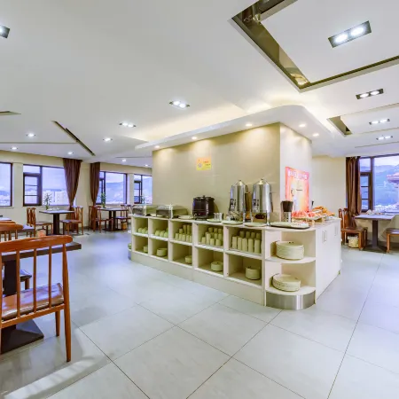 SUPER 8 HOTEL PREMIER