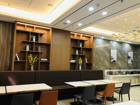 Homeinn Plus Hotel (Chifeng Gangtie Street South Railway Station) Отели рядом с достопримечательностью «Chifeng Botanical Garden»