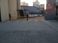 宜必思酒店(太原电子西街地铁站店) - 停车场