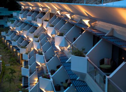 Ela Beach Hotel & Apartments