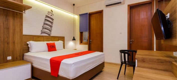 RedDoorz Plus @ CBD Bintaro Hotel di Pondok Aren