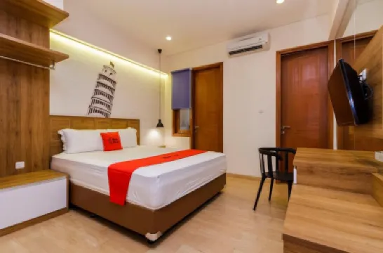 RedDoorz Plus @ CBD Bintaro Hotels near Serba usaha grosir pot & air mancur 2